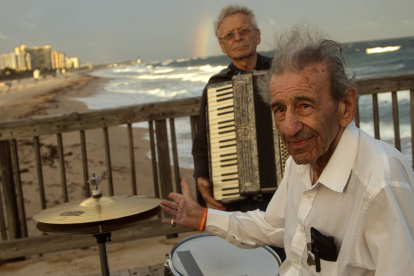 Un filme sobre dos jubilados, víctimas del Holocausto que inician una banda musical, abre el encuentro.