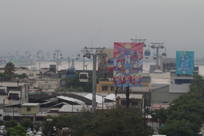 Aeroarte. Tres de los 14 cuadros de artistas extranjeros y nacionales que se pueden ver desde la aerovía.