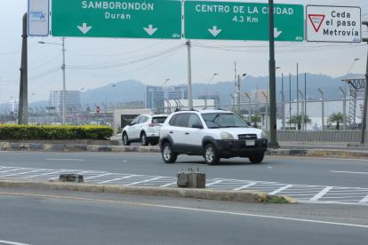 Benjamín Rosales. En el parterre apenas han dejado la base de una luminaria.