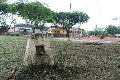 Algunos de los parques de la ciudadela Guayacanes permanecen en ese estado, apenas con las bases de las luminarias.
