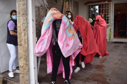 Las mujeres que salieron del prostíbulo que se clausuró el jueves en la noche, en el norte de Guayaquil.