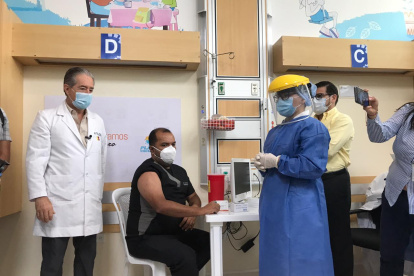 La vacunación arrancó ayer simultáneamente en tres hospitales del país.