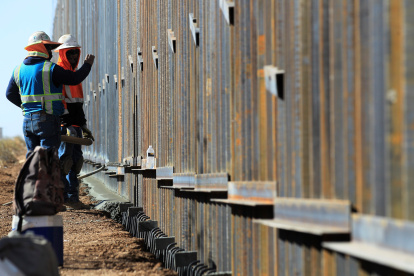 Puerto Palomas (Mexico).- (FILE) - Workers from the Ultimate Concrete construction company speed up their task to finish the metal wall ordered by US President Donald J. Trump, on the border with Columbus County, New Mexico (USA), in the town of Puerto Palomas, Chihuahua State, Mexico, 02 December 2020 (reissued 21 January 2021). US President Joe Biden in the first hours in office signed several executive orders reversing policies of his predecessor including on the coronavirus pandemic, the Paris climate agreement and Trump"s controversial border wall. (Estados Unidos) EFE/EPA/LUIS TORRES *** Local Caption *** 56537804