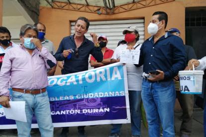 En este momento en Durán, decenas de ciudadanos están realizando un plantón.