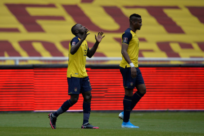 Fotografía de archivo del 13 de octubre de 2020 que muestra a Moisés Caicedo (i) de Ecuador mientras celebra un gol ante Uruguay.