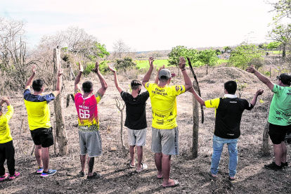 Los hinchas alentaron durante la práctica de Barcelona con canciones típicas de la barra. Lo hicieron desde lejos por todas las medidas de seguridad. De todas maneras, para ellos valió la pena el esfuerzo realizado.