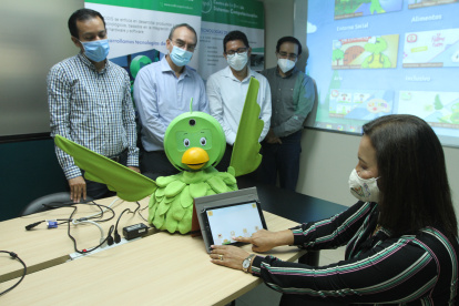 El grupo de docentes de la Escuela Superior Politécnica del Litoral (Espol) da a conocer cómo funciona el robot Loly y los beneficios que ofrece en la educación de los niños.