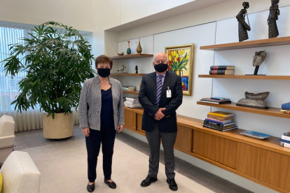 La directora del FMI, Kristalina Georgieva, con el ministro de Economía y Finanzas, Mauricio Pozo, en su último encuentro en Washington.