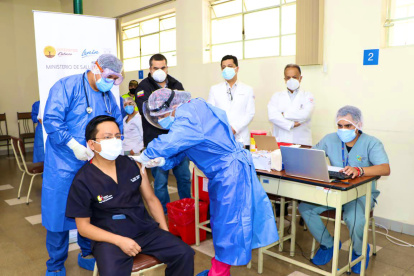 Cuenca. Pablo Bolaños, médico internista del hospital Vicente Corral Moscoso de Salud, fue el primer vacunado.
