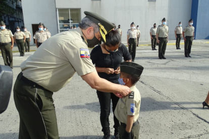 Instante en el que Moisés es condecorado por las máximas autoridades.