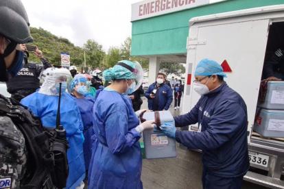 Los hospitales del IESS en cuatro ciudades han recibido las vacunas contra la COVID-19.