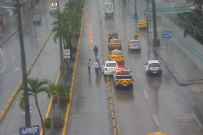 En Guayaquil llovió desde las 22:00 y eso ayudó a que no se sintiera la ceniza del Sangay.