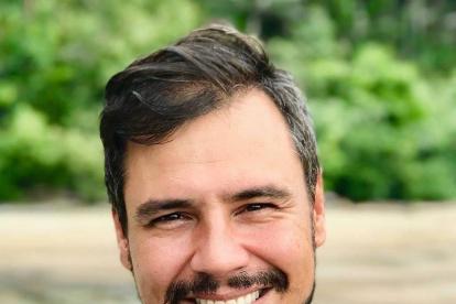 Nació en 1980 en Palma de Mallorca. Es licenciado en Humanidades y tiene un máster en Periodismo. Sus crónicas y fotografías han sido publicadas en medios como National Geographic, Condé  Nast, Vive, SoHo, Mundo Diners y El País. Se mudó a Ecuador en 2012.