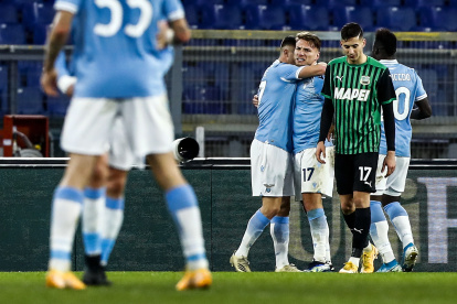 Ciro Immobile (centro) es felicitado por sus compañeros tras marcar el gol de la victoria.