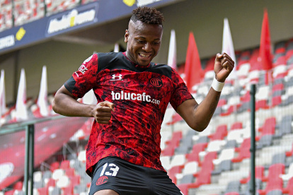 Michael Estrada abrió la ruta del triunfo para el Toluca luego de marcar una pena máxima.