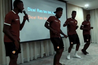 Los refuerzos de Barcelona cantando y bailando en un salón de la concentración.