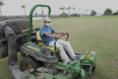 Joselo Góngora tiene el césped de las canchas del Complejo de Galácticos como lo ha pedido el técnico Fabián Bustos.