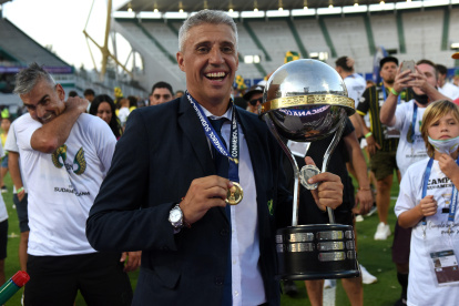 Hernán Crespo, entrenador de Defensa y Justicia, con el trofeo de la Copa Sudamericana.