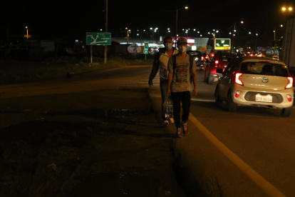 Oscuridad. En el redondel del kilómetro 12,5 frente a Cataluña, hay baches y poca luz. Allí, los camiones estacionados sirven de escondite de los delincuentes.