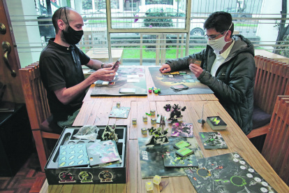 El espacio cuenta con un amplio menú, su carta de juegos y clubs semanales de actividades como ajedrez y bonsai.