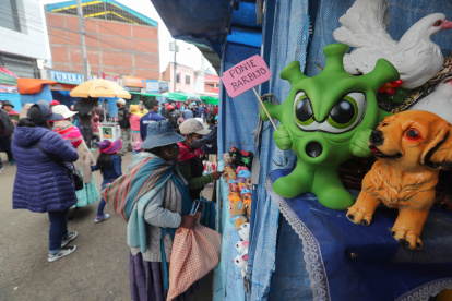 Miniaturas de certificados de salud, tapabocas, pruebas negativas de la covid-19 e incluso alcancías en forma del nuevo coronavirus son parte de la oferta de los creativos artesanos bolivianos para la Alasita, la tradicional feria de la abundancia que no dejó de celebrarse en la ciudad de El Alto pese a la pandemia.