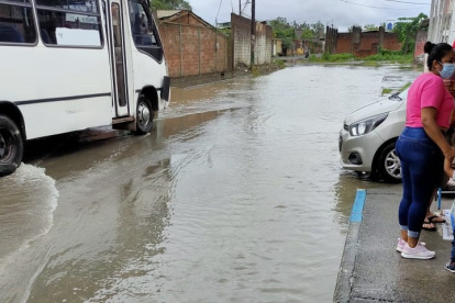 Las familias no salieron de casa puesto que decenas de calles quedaron bajo el agua.