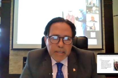 Carlos Ortega, uno de los integrantes del Comité de Transparencia, en rueda de prensa.