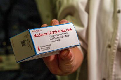 Vista una dosis de la vacuna de la farmacéutica Moderna.