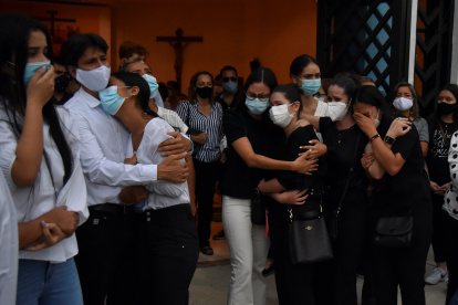 Familiares y amigos de Sara María García Rodríguez se lamentan hoy durante su velatorio en Buga, Valle del Cauca (Colombia).