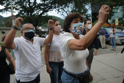 Hecho. Familiares de Roberto Malta estaban a la expectativa del término de la audiencia. Piden que Kenny Andradre comparezca ante la justicia.