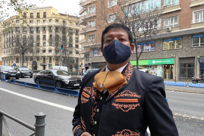 Imagen del 21 de diciembre de 2020 del mariachi Roberto Godoy en Madrid. Tocaban en restaurantes y fiestas, llevaban serenatas e incluso viajaban por España con sus grandes sombreros y llamativos trajes para amenizar eventos.