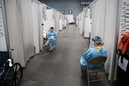 Las dosis de vacuna no han alcanzado para la vacunación en primera fase en Estados Unidos.