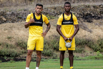 Leonel Quiñónez (d), refuerzo de Barcelona, junto a Sergio López, otra de las contrataciones foráneas del Ídolo.