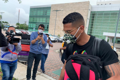 Fernando León, nuevo zaguero central de Barcelona, durante su llegada a Guayaquil.