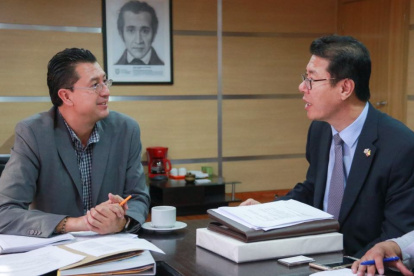 Diego Andrade (izquierda) renunció a la dirección del INEC el pasado 24 de enero de 2021.