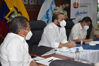 El ministro de Gobierno, Patricio Pazmiño; y el gobernador del Guayas, Luis Chonillo, durante la mesa de seguridad provincial.