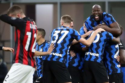 Los jugadores del Inter de Milan festejan el gol de tiro libre anotado por Eriksen a los 97 minutos.