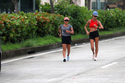 Guayaquil. Morejón y Erica Rocha de Sena marchan en el parque Samanes.