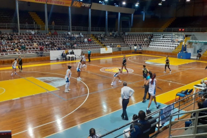 El partido del sábado pasado fuese suspendido en el coliseo Julio César Hidalgo de Quito.