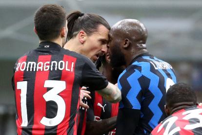 La pelea entre Zlatan Ibrahimovic y Romelu Lukaku (d) es tendencia en las redes.