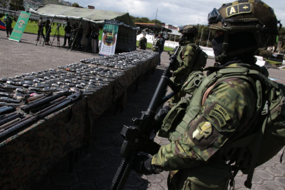Resultados. En el cuartel Epiclachima, en el sur de Quito, se presentó el arsenal recopilado en la campaña de entrega de armas.