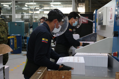 Recorrido para observar el avance de la impresión de las papeletas para las proximas elecciones, en el Instituto Geofisico Militar.