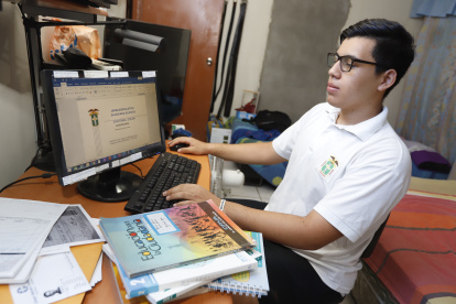 ‘La democracia’ es el trabajo que está desarrollando Enrique Aguirre Almeida, estudiante de la Unidad Educativa Cristóbal Colón. Lo deberá presentar en digital y en papel la segunda semana de febrero.