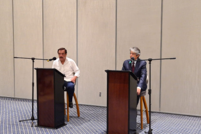 El exalcalde de Guayaquil, Jaime Nebot; y el candidato presidencial, Guillermo Lasso, durante una rueda de prensa.