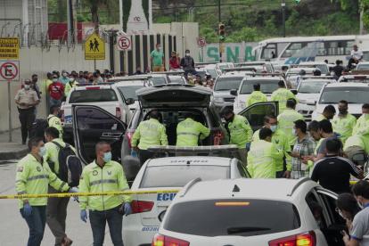 La policía desplegó a decenas de agentes y peritos de unidades especiales para recabar informacion y dar con el paradero de los asesinos.