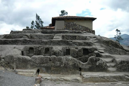 Patrimonio. El Baño del Inca, recuerdo que se impone en el Complejo de Coyoctor en_Cañar. Los hombres llevaban encomiendas y correos del inca.