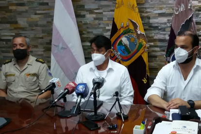 El ministro de Gobierno, Patricio Pazmiño (centro), se pronunció respecto al asesinato del actor esta noche desde Guayaquil.