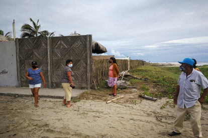 Entorno. Paredes de caña o de concreto han sido levantadas sobre la arena y en tramos de la vía que son consideradas áreas protegidas, pues están cerca de los sitios donde anidan las tortugas.
