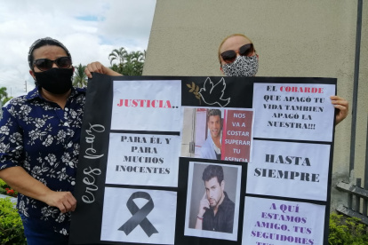 Seguidores del presentador, en las afueras del Cementerio Parque de de la Paz, pidiendo justicia.