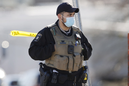 Policías en las afueras de la fábrica de comida después del escape de nitrógeno.